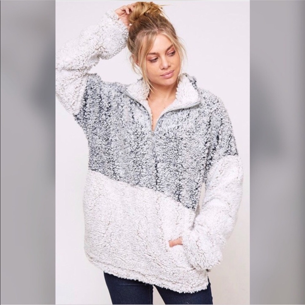 Two Tone Relaxed Fit Sherpa Pullover Top - Picture 4 of 8